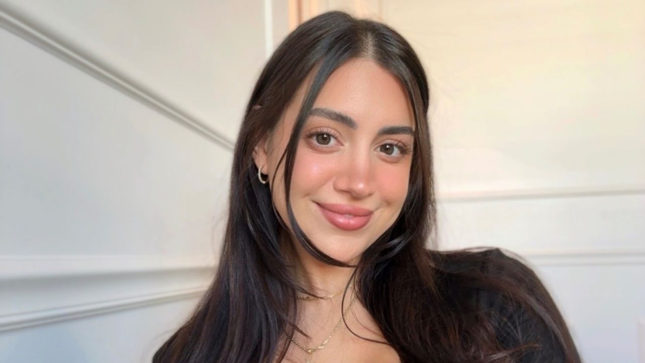 Mia Monroe showcases an effortless everyday glam featuring dewy, natural makeup, soft face-framing layers, and understated layered gold chain jewelry.