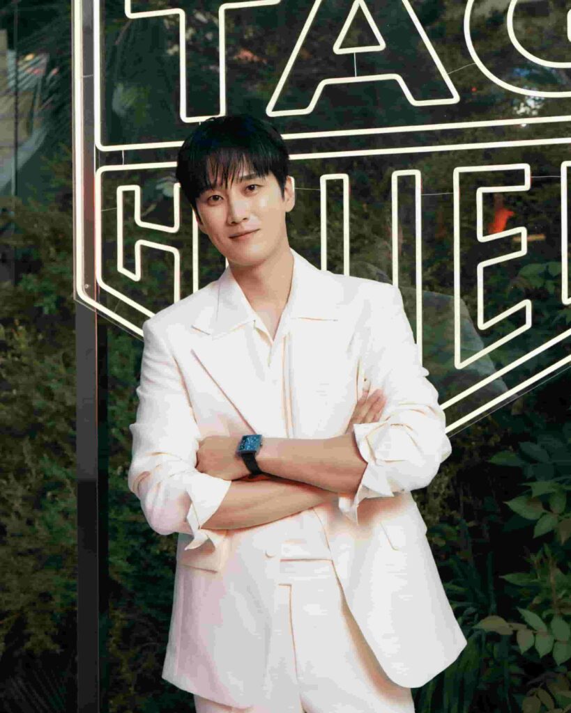 Embodying effortless smart-casual refinement, Ahn Bo-hyun styles a structured heather grey blazer over a minimalist black crew-neck tee, creating a versatile, contemporary wardrobe inspiration for modern menswear.