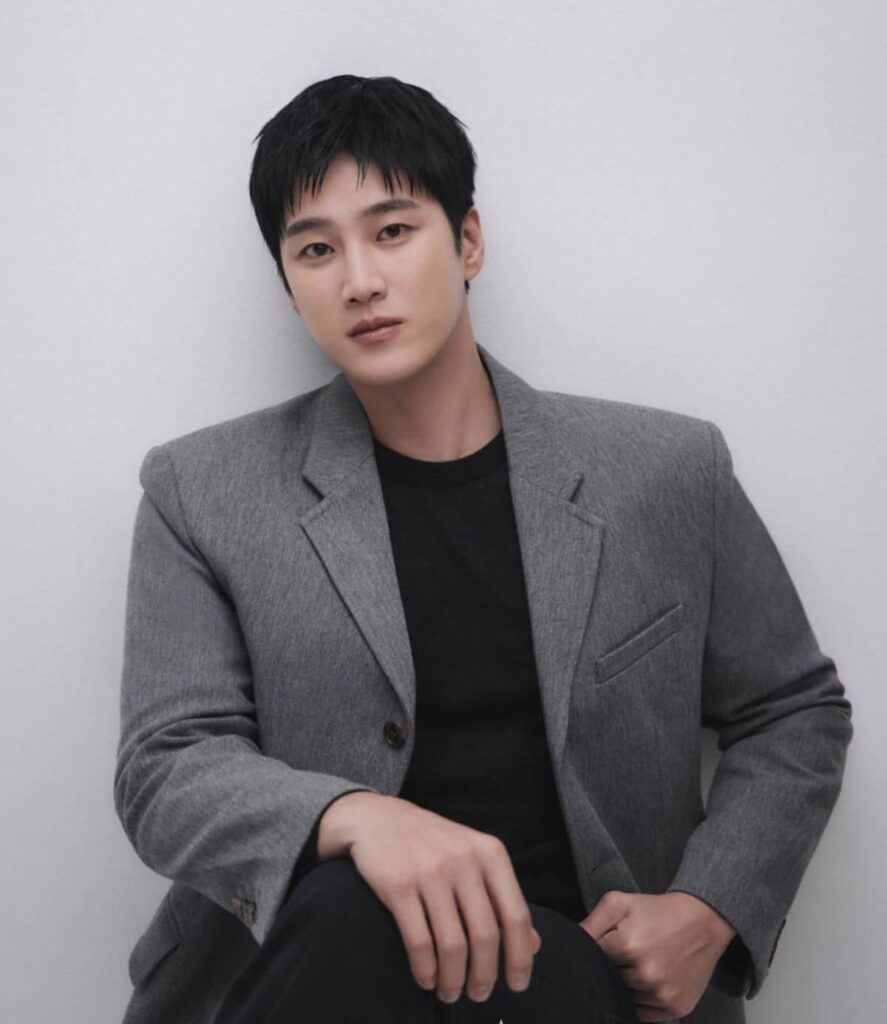 Showcasing modern upscale minimalism, Ahn Bo-hyun pairs an all-white tailored suit with a statement TAG Heuer Monaco timepiece, delivering a fresh and refined aesthetic for high-profile luxury events.