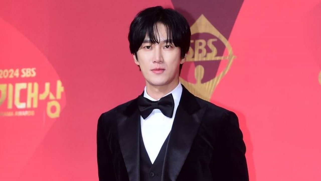 Ahn Bo-hyun commands the red carpet in a classic black velvet three-piece tuxedo paired with a crisp dress shirt and tailored bow tie, effortlessly defining timeless formal luxury and sophisticated menswear tailoring.