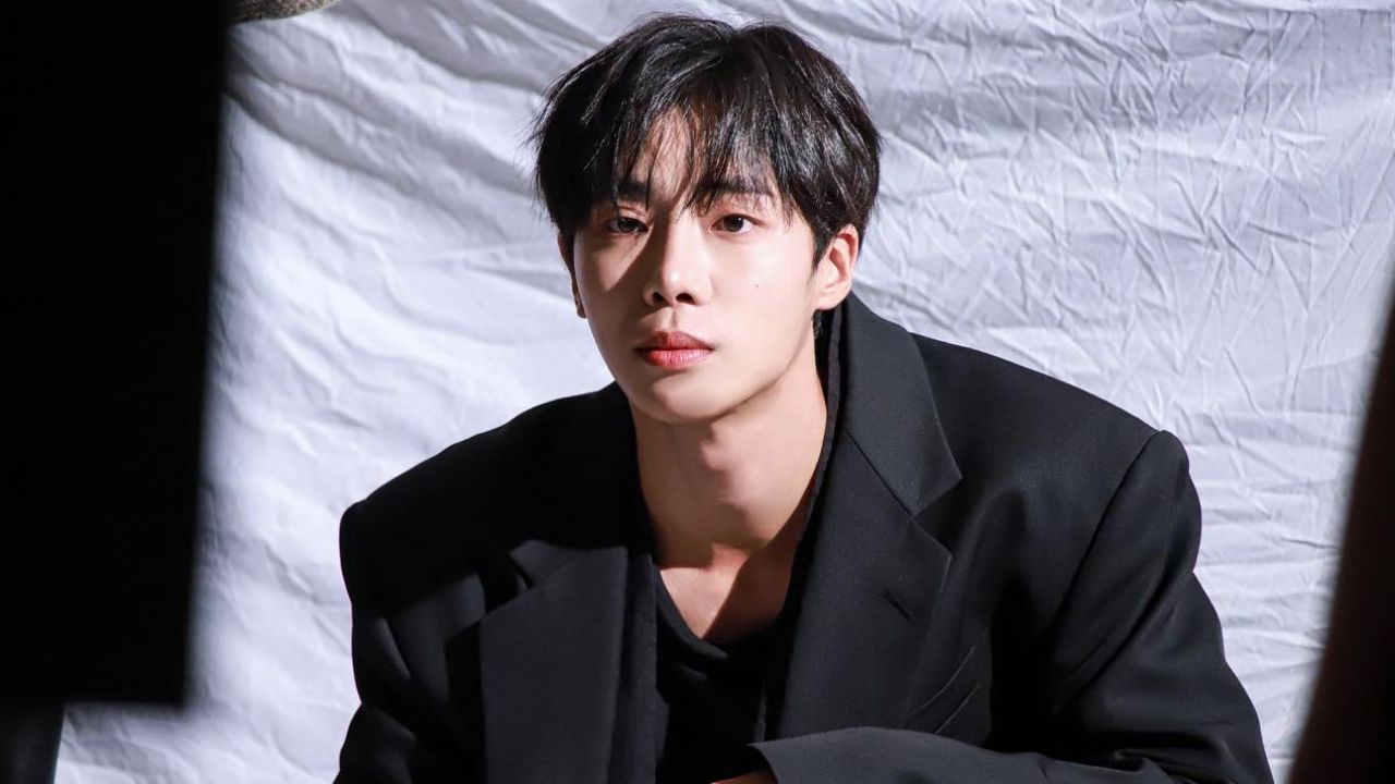 Choo Young Woo delivers striking modern minimalism in an oversized structured black blazer effortlessly layered over a sleek monochrome base.