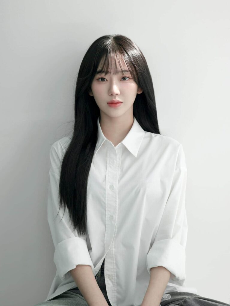 Jeon Hye Won delivers effortless modern minimalism by pairing a crisp, oversized white button-down shirt with relaxed denim for a clean, timeless editorial look.