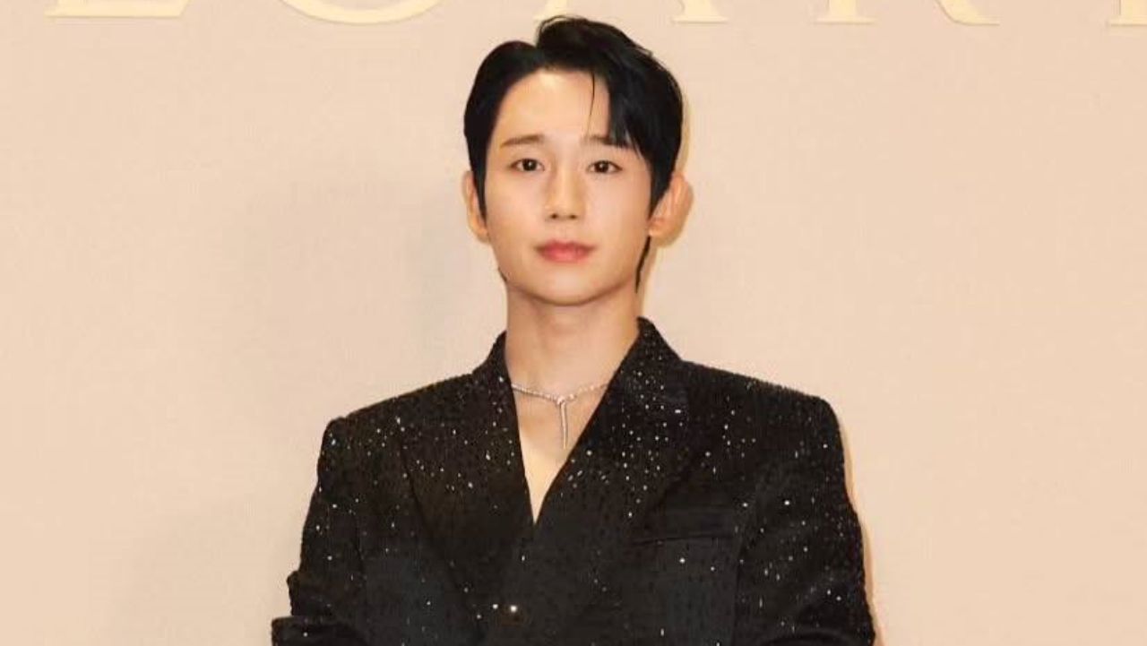 Hae In serves major glamour in a sleek, shimmering black blazer, flawlessly balancing understated luxury with modern edge through a subtle silver chain necklace.
