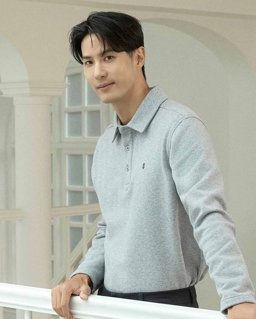 Demonstrating minimalist smart-casual style, Kim Ji Suk wears a tailored, textured light grey long-sleeve polo shirt for a clean and professional look