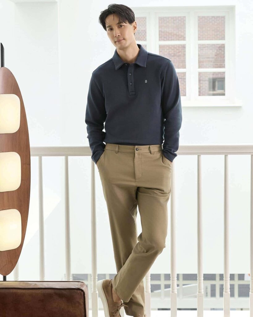 Kim Ji Suk pulls off a classic smart-casual combination by pairing a textured navy blue long-sleeve polo with timeless khaki chinos and casual brown sneakers