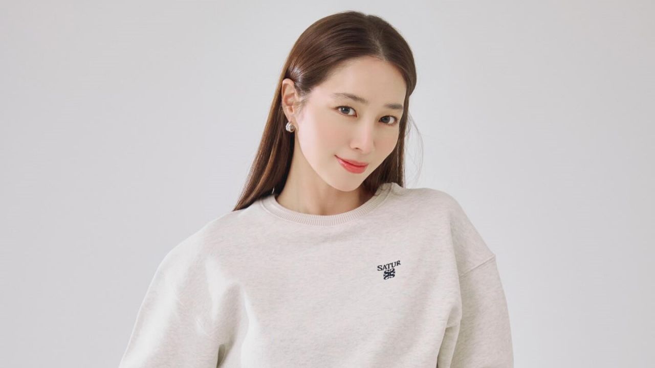 Lee Min Jung effortlessly elevates everyday women's fashion in a cozy cream crewneck sweatshirt, proving that minimalist luxury basics are essential for a timeless and comfortable aesthetic.