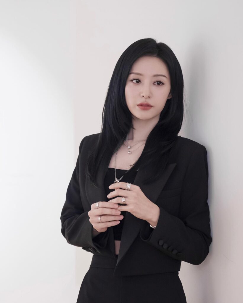 Kim Ji Won delivers a masterclass in modern power dressing by pairing a sharply structured black blazer over a chic bandeau top, complete with tastefully layered fine silver jewelry.