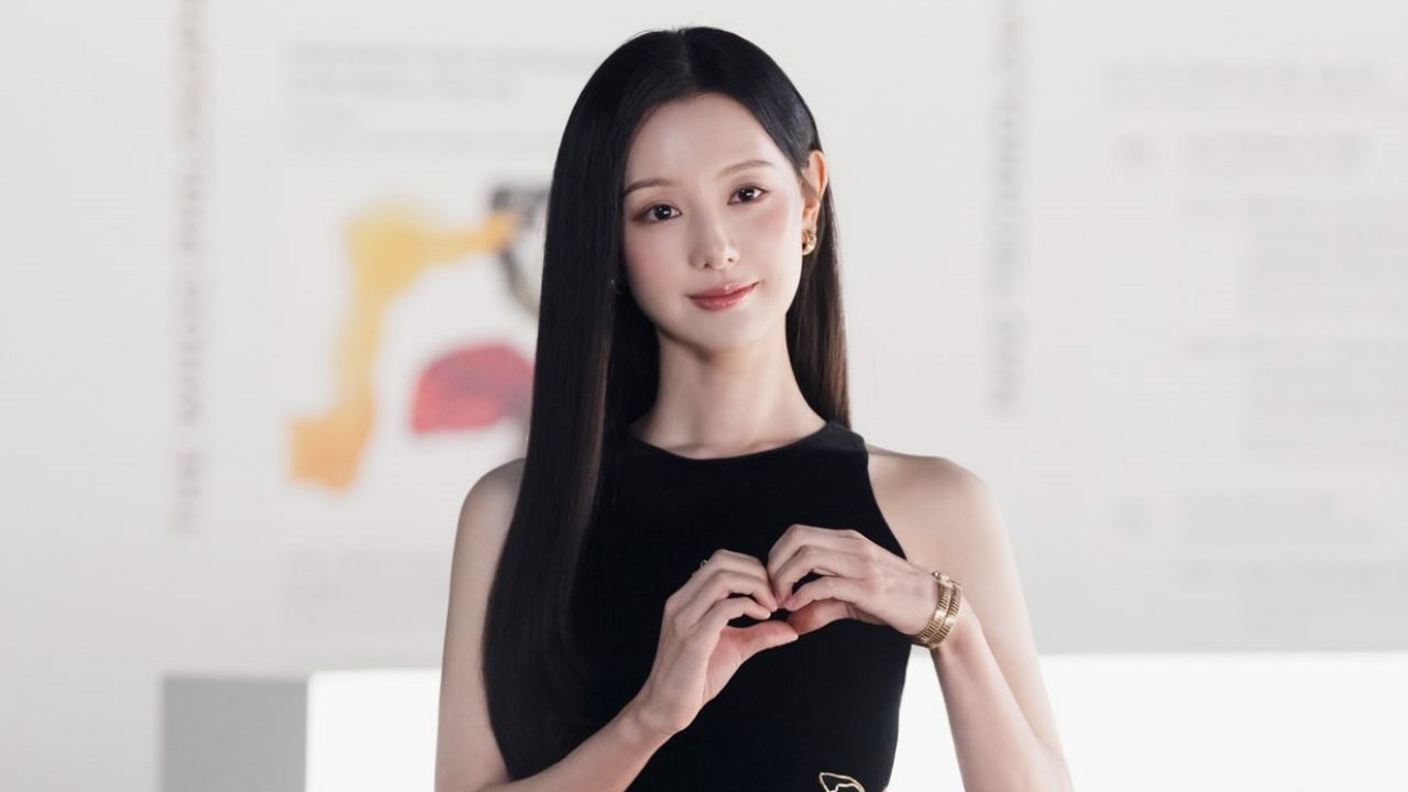 Kim Ji Won radiates effortless quiet luxury in a sleek black sleeveless silhouette, beautifully elevated by understated gold jewelry and radiant, polished styling.